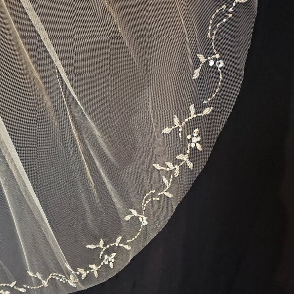 Wedding Bridal Veil, EN VOGUE Tulle, Beaded, Crystal and Pearl Floral Design - Picture 9 of 15